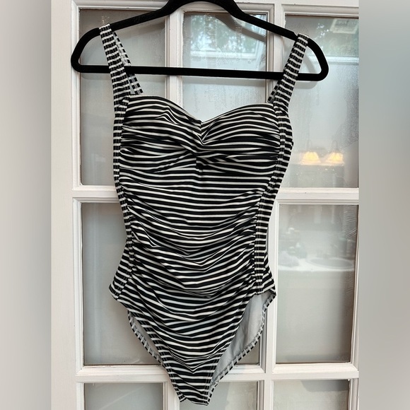 Bond Eye Australia Swimsuit D/DD Cup One Piece Black White Striped Size 6 US - Picture 2 of 11